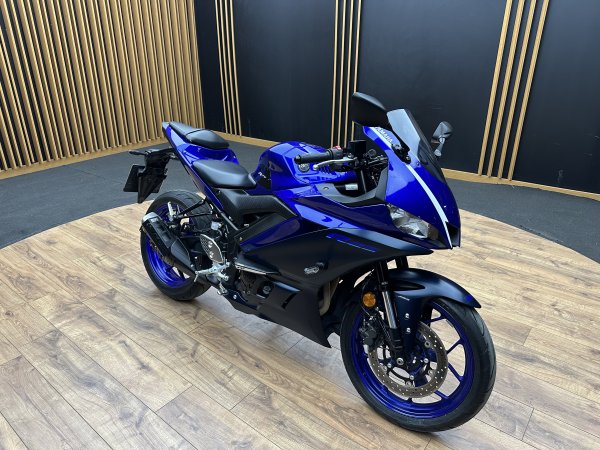 2. EL YAMAHA R25 - 2023 / 10.000 KM
