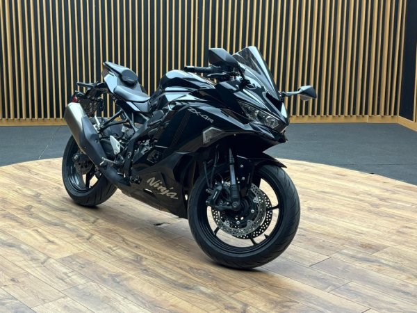 2. EL KAWASAKİ NİNJA ZX-4R 2025 / 11.000 KM
